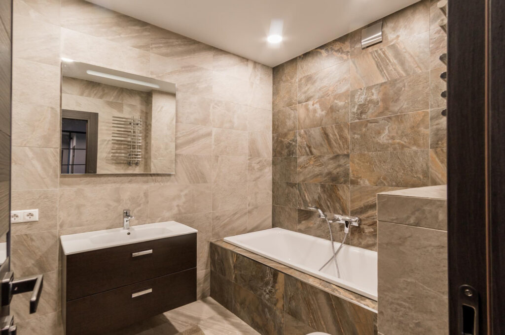 azulejos de piedra en baño