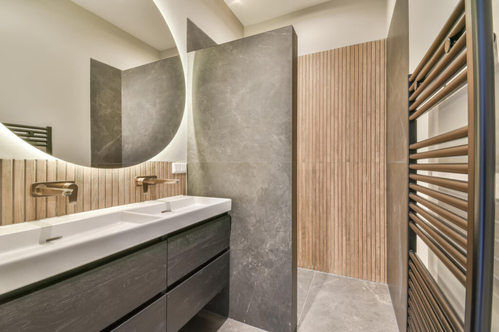 baño siguiendo la tendencia de color y ducha walk in 2026