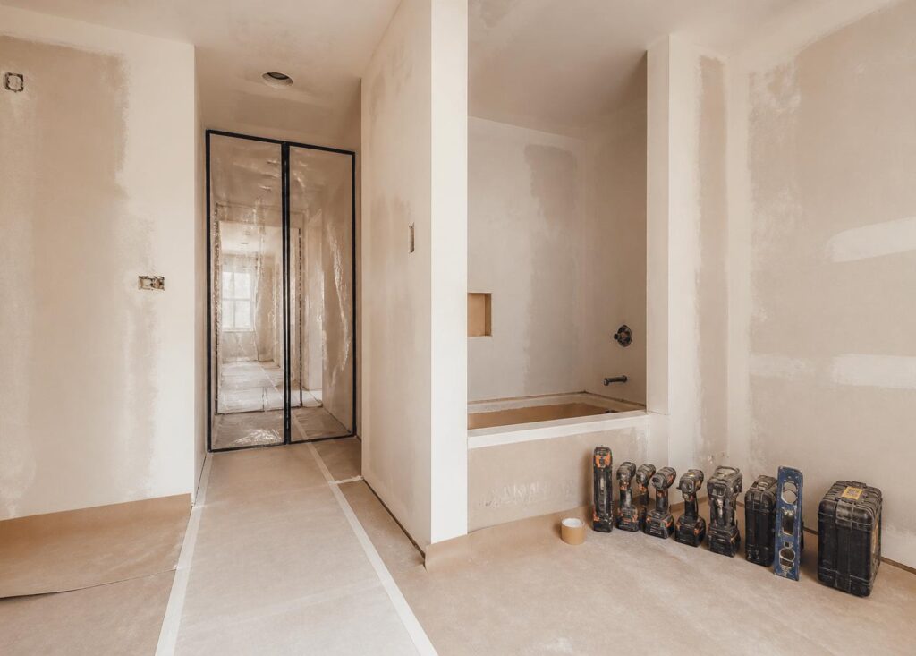 Baño reformado con revestimiento efecto mármol