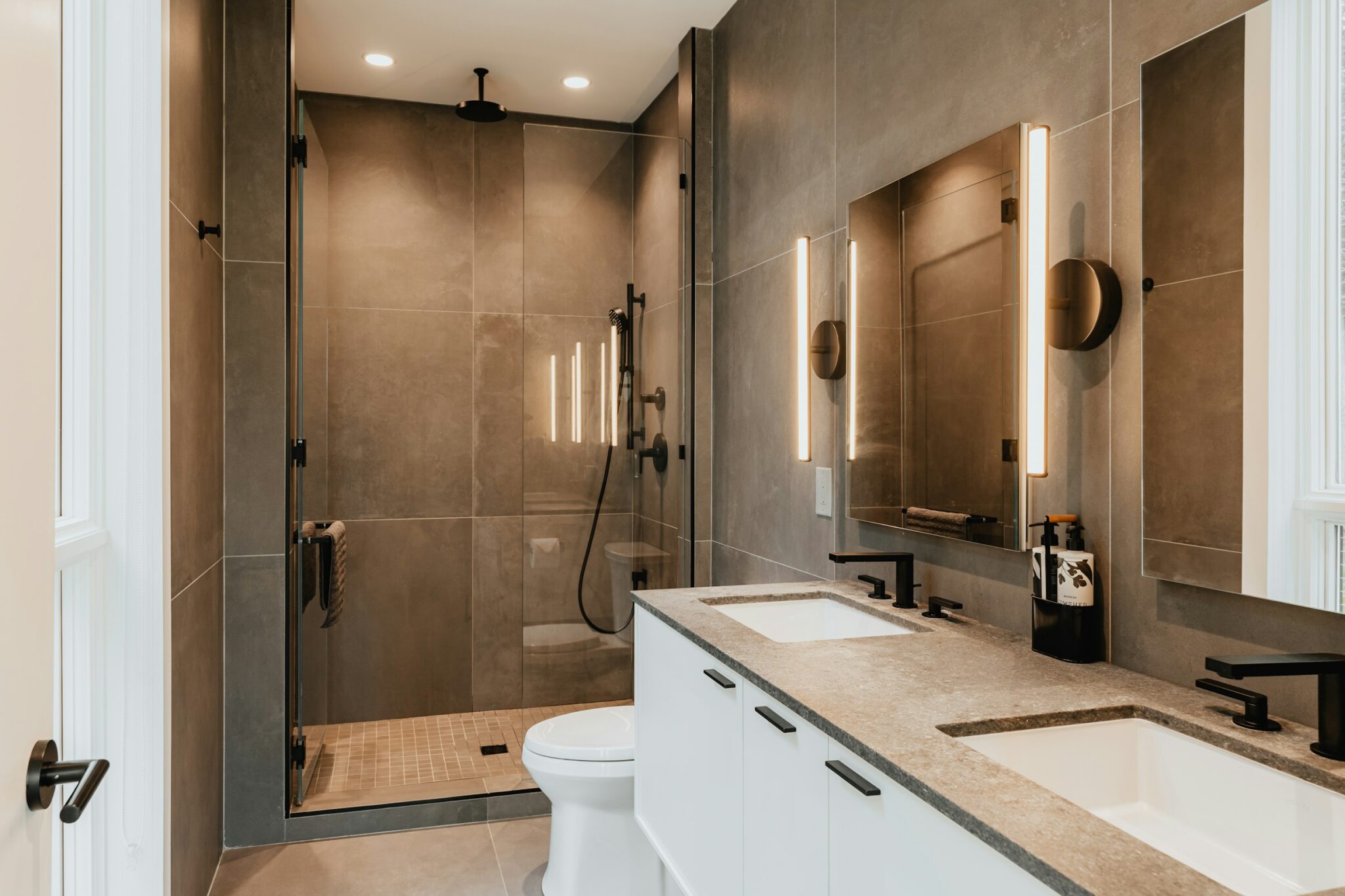 Baño reformado con alicatado porcelánico y mueble suspendido