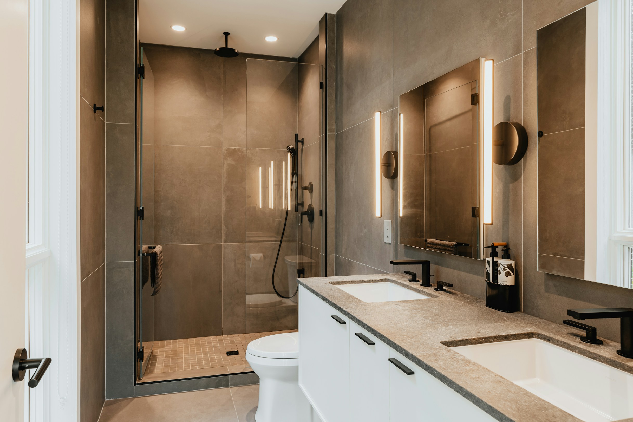 Baño reformado con alicatado porcelánico y mueble suspendido
