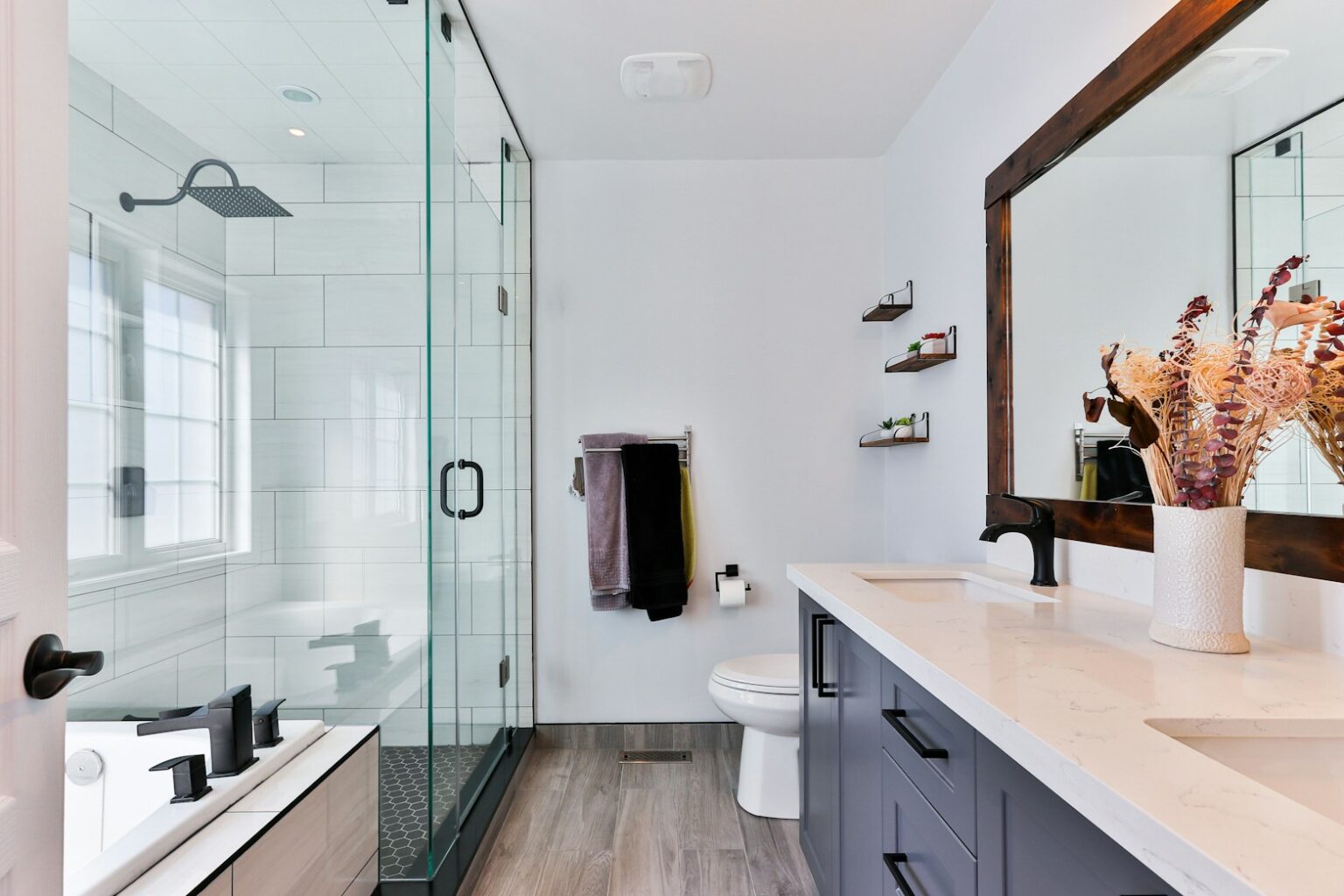 Baño nuevo reformado por Vitalducha con mampara de cristal